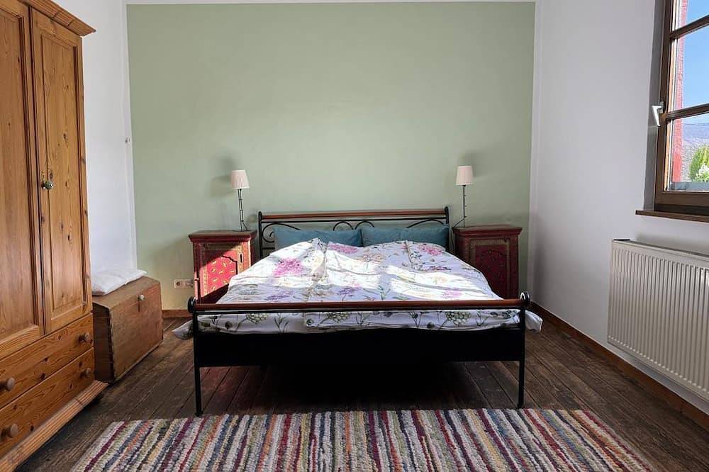 Entire apartment, Vacation apartment \"Klapperburg\" - Burghof Hagen in Merl, Zell (Mosel)