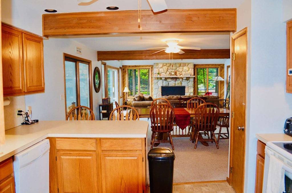 ⛷️⛱️⛰️Mt. Maplewood Lake Home❤️Budget★3Br★Hottub★Fireplace★Games★Dogs+ in Blakeslee, Monroe County (PA)