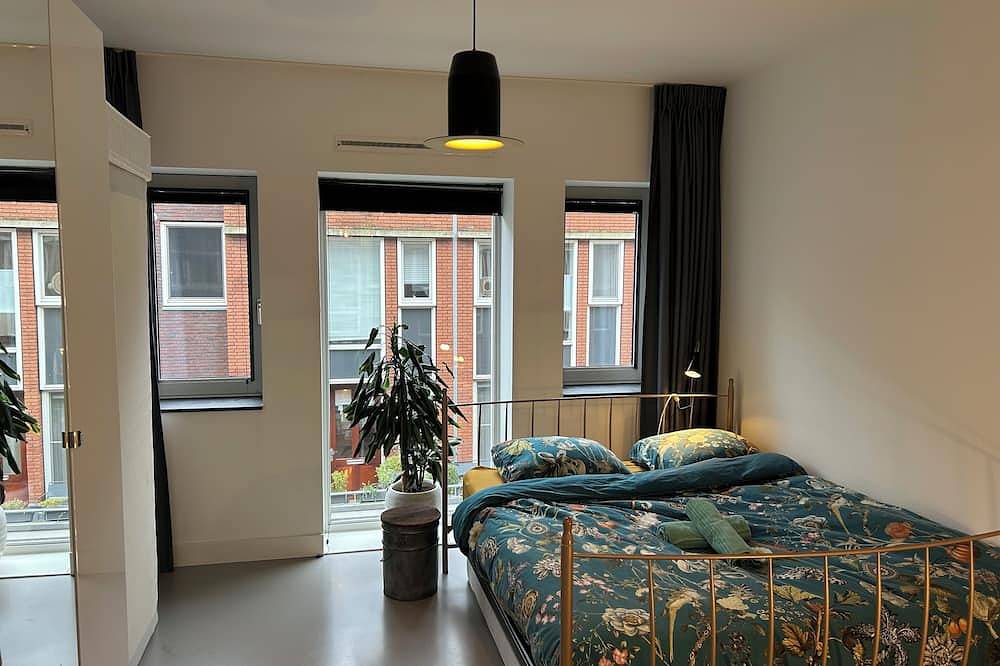 Luxurious 5-storey 3-bedroom townhome at the water in the heart of Amsterdam in Amsterdam West, Holländische Küste