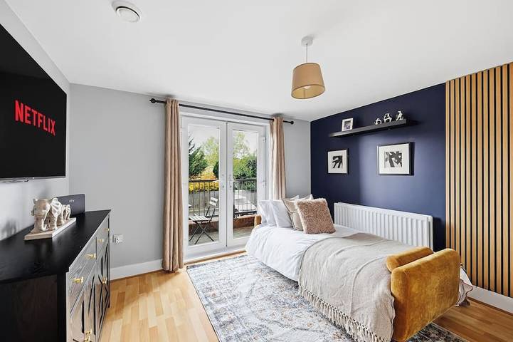 Ganze Wohnung, Elegant 2-Bedroom Apartment • Near the High Street • Balcony • Free Parking • Sky TV • Yoko Property in Milton Keynes, Südostengland