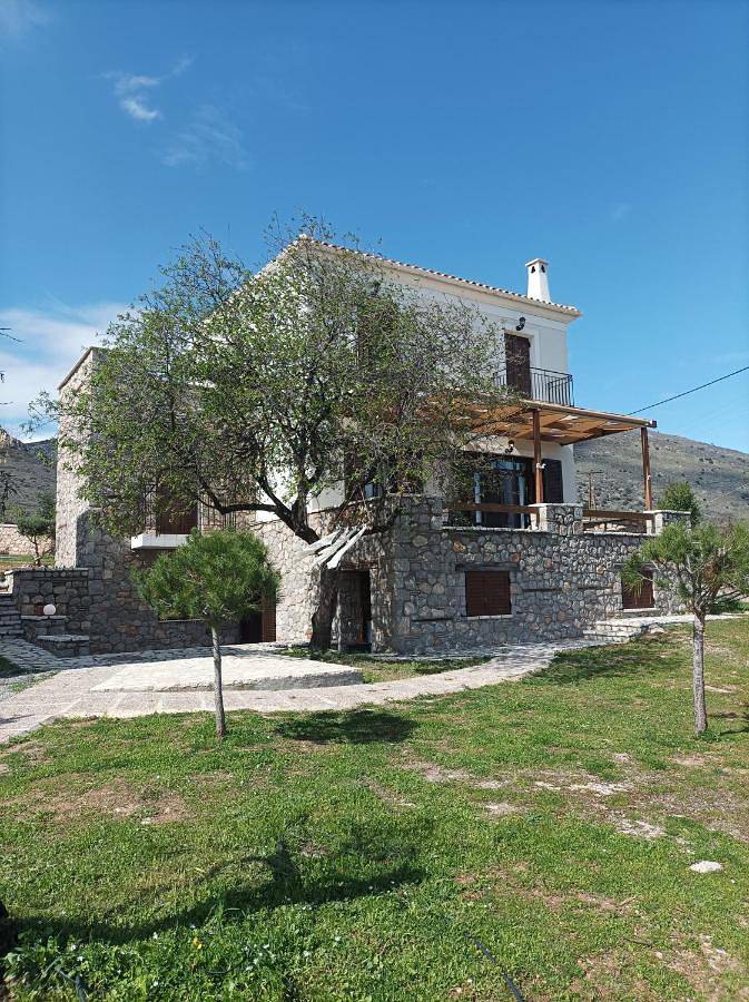 Apartamento para 6 personas, con vistas además de jardín y piscina en Delfos