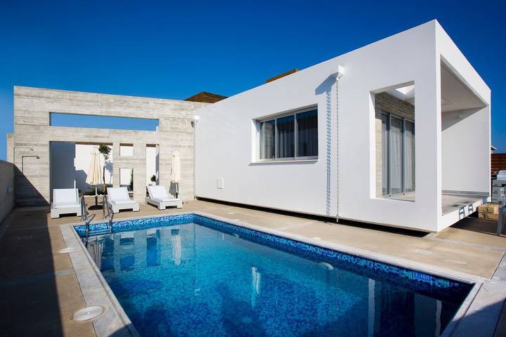 Bungalow für 2 Personen, mit Pool und Balkon sowie Meerblick auf Zypern