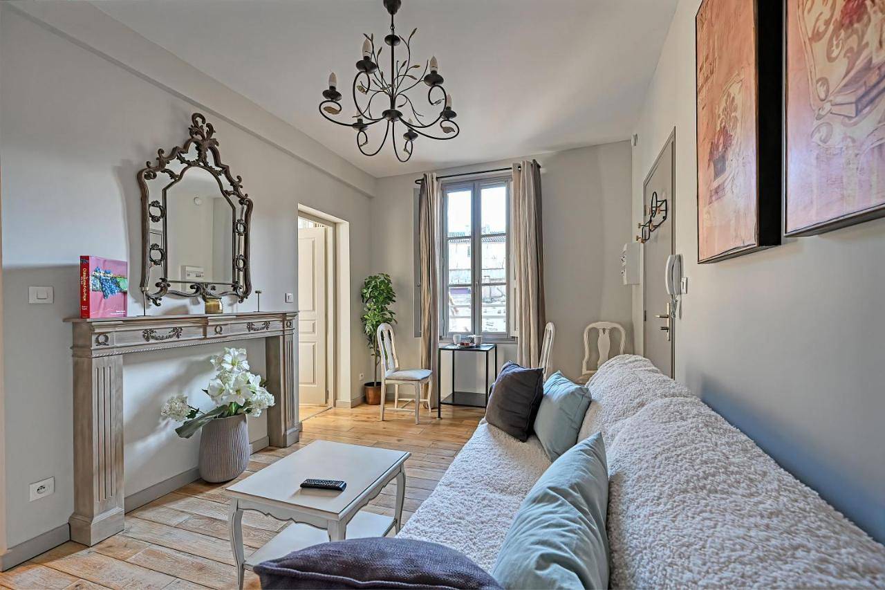 Appartement entier, Au cœur des Papes, dans bâtisse de charme studios & appartements en cœur de ville in Avignon, Vaucluse