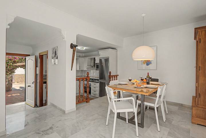 Casa Buganvilla a Vélez con vista mare, Wi-Fi e aria condizionata in Caleta de Velez, Vélez-Málaga