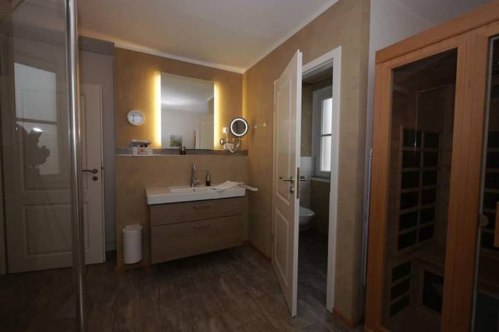 Exklusives Reetdachhaus am Wasser, Terrasse, Kamin, Sauna, Wlan, Grill.145m² in Ummanz, Rügen