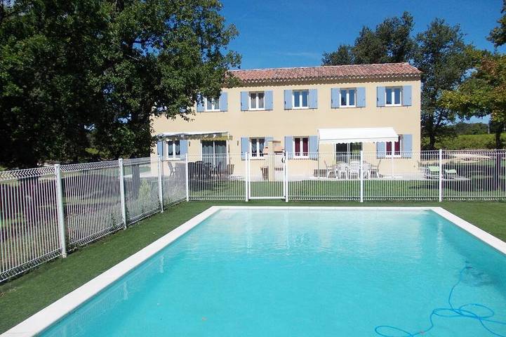 Location de vacances pour 15 personnes, avec terrasse et jardin à Colonzelle