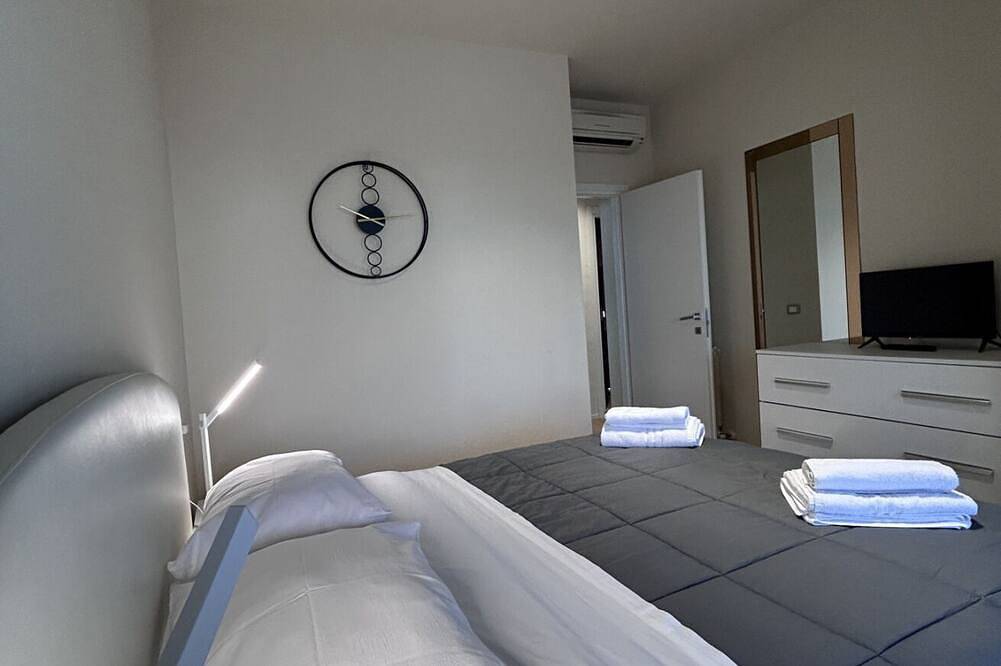 Ganze Wohnung, Apartment located on the first floor of an elegant building. A few steps from the beach and the main services. Internally it consists of: entrance on large living room with sofa bed, separate kitchen, double bedroom and twin bedroom. There is a full bath in Riccione, Rimini Provinz