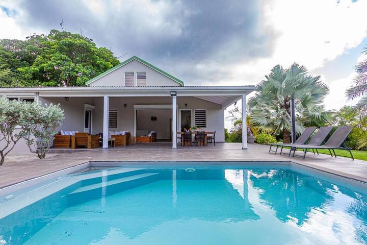 Villa pour 6 personnes, avec vue ainsi que jardin et piscine