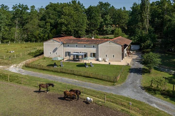 Location de vacances pour 3 personnes, avec jardin et vue ainsi que piscine et vue sur le lac, animaux acceptés à Montazeau - 2