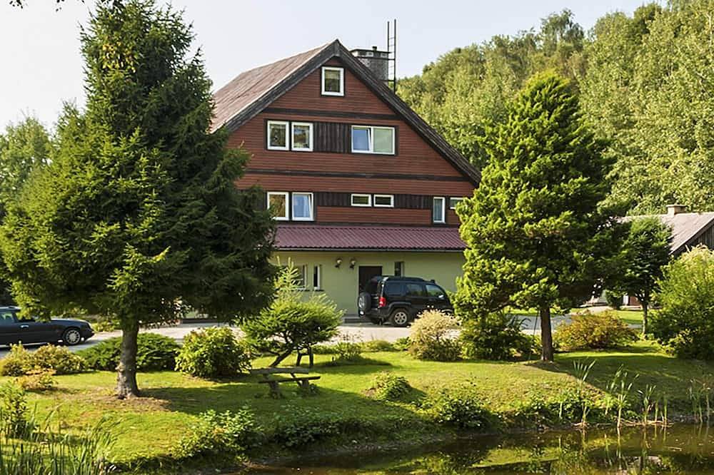 Hälfte eines Ferienhauses, großer Garten, Terrasse in Stężyca, powiat kartuski