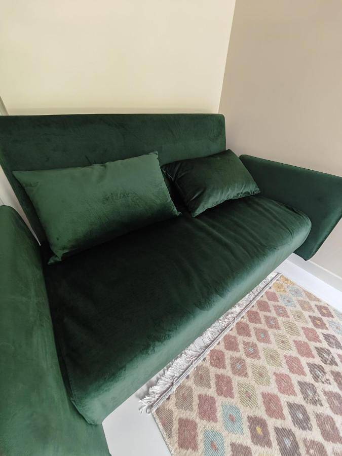 Appartement de vacances entier, Micro studette indépendante non-fumeur, 10 m2, 45 min de Paris, sanitaires dans la même pièce que le couchage sans cloison, Wifi, kitchenette, mini terrasse, jardin, canapé lit 120x180 cm, gabarit léger, non adapté aux attentes hôtelières in Savigny-le-Temple, Seine-et-Marne