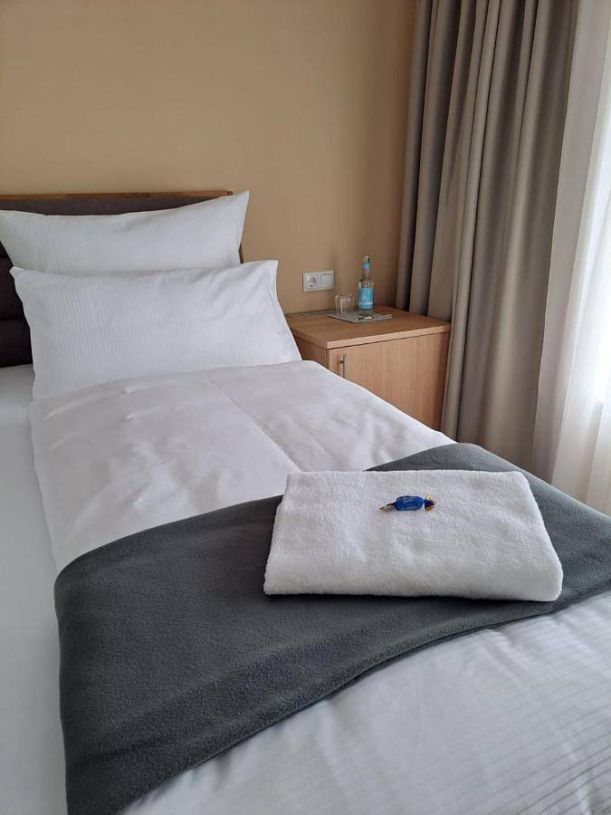 Hotel für 4 Personen, mit Terrasse und Whirlpool sowie Garten und Sauna in Fehrbellin - 2