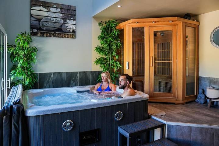 Location de vacances pour 10 personnes, avec piscine et jacuzzi ainsi que sauna et jardin à Mostuéjouls - 2
