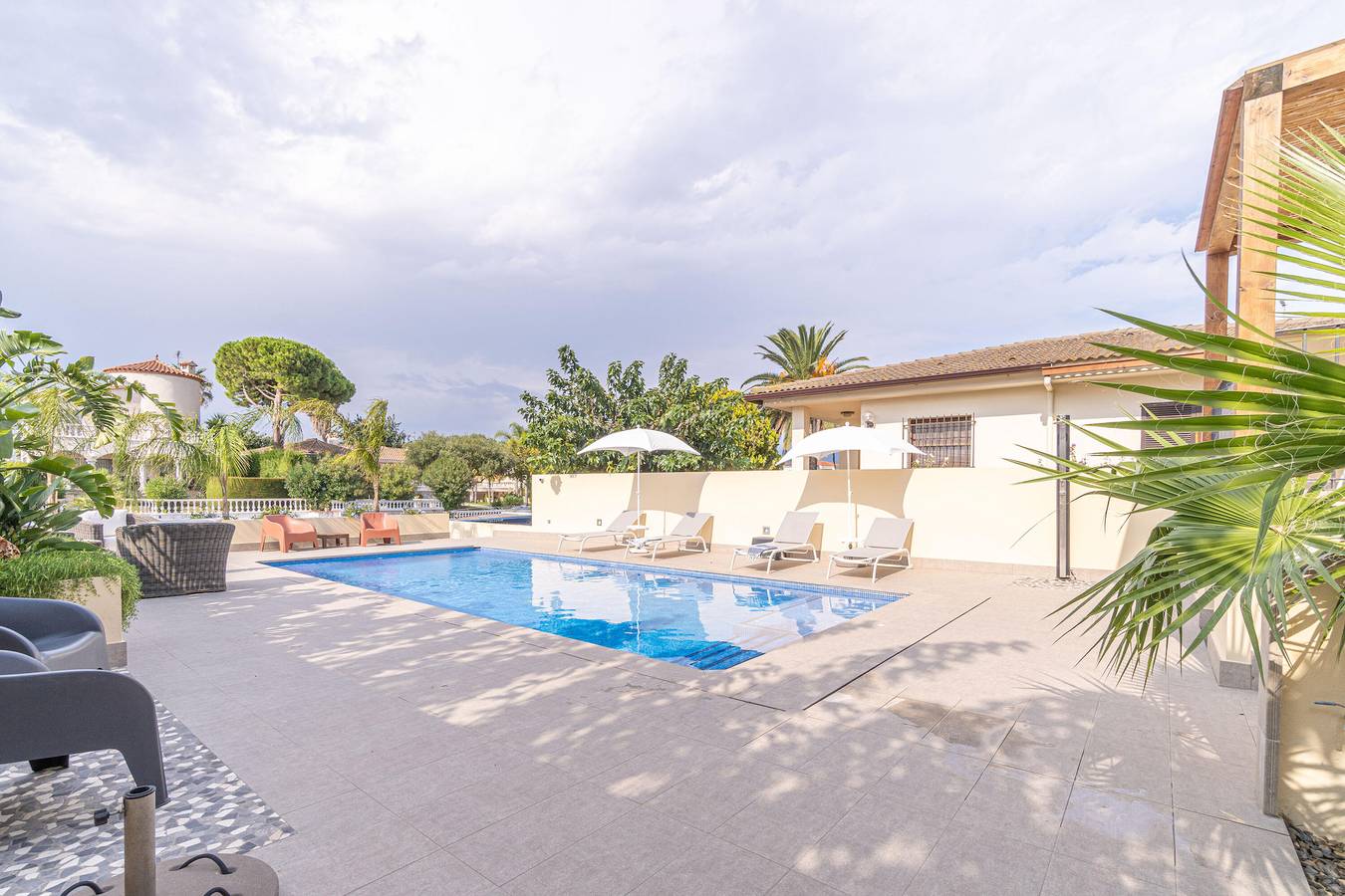 Villa am Kanal für 8 Personen, Swimmingpool und Liegeplatz. in Empuriabrava, Oberampurien