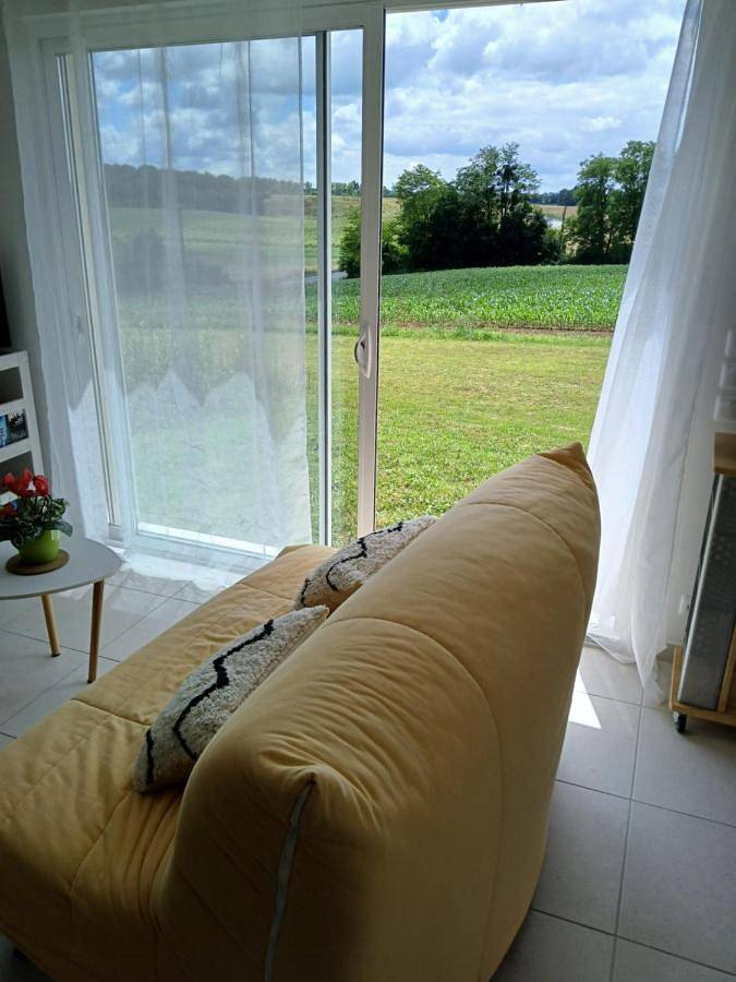 Location de vacances pour 2 personnes, avec vue et jardin à Saint-Simon-de-Bordes