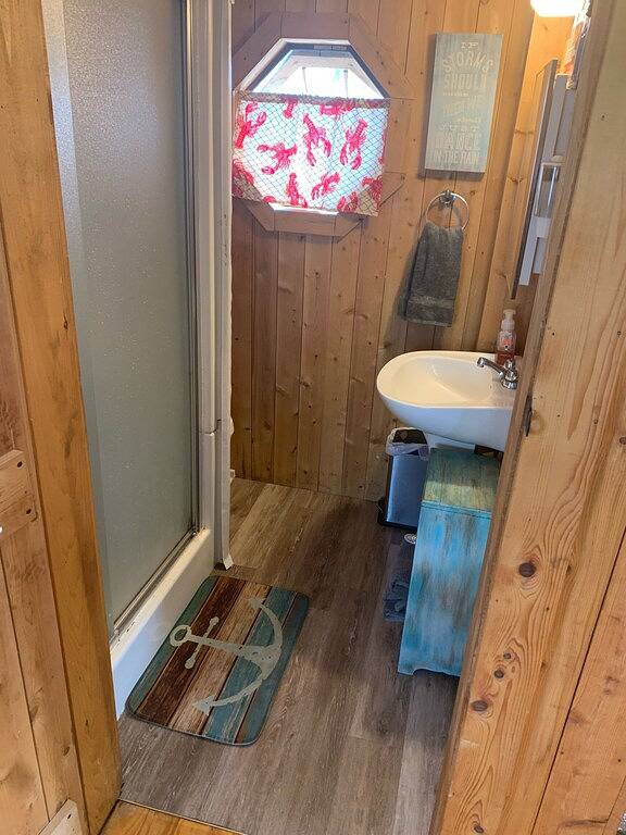 World’s highest tides! Pet friendly, bay front cottage with huge fenced yard. in Washington County (Maine)