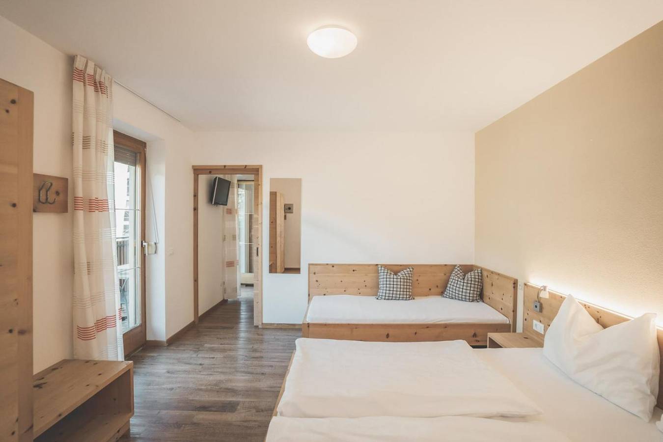 Ganze Wohnung, Ferienwohnung 'Schnatzhof Typ C1' mit Bergblick, Gemeinschaftspool und Wi-Fi in Schlanders, Nationalpark Stilfser Joch