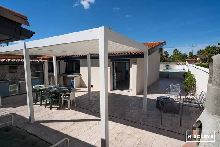 Location de vacances pour 10 personnes, avec piscine et jardin dans Plage de la Farinette - 4