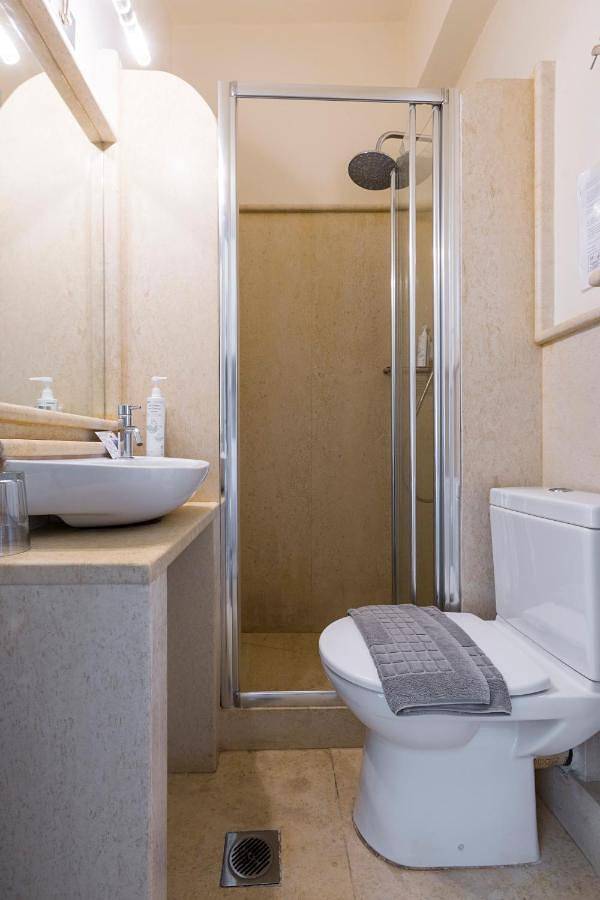 Gîte pour 2 personnes, avec Balcon ainsi que Terrasse et Jardin dans Spetses - 4