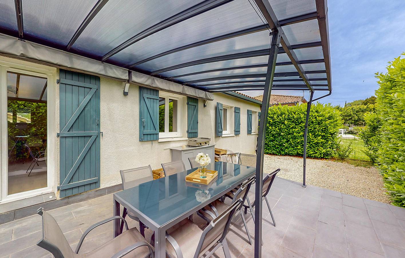 Appartement confortable avec piscine et parking, à 300 m de Prayssas in Prayssas, Quercy