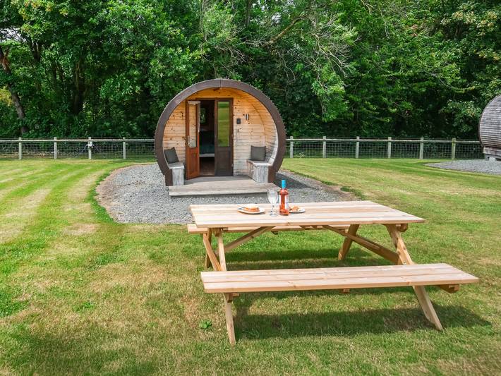 Glamping for 2 people, with pets in Shropshire