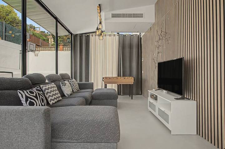 Chalet Casablanca-Mountain Retreat with Mountain Views, Wi-Fi and Air Conditioning in Corbera de Llobregat, Barcelona Inland