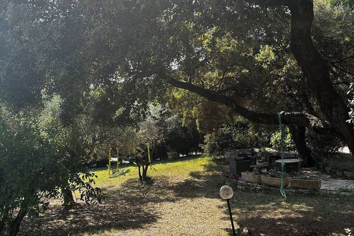 Room for two. Quietly. Swimming pool. 50m from the bus in Villeneuve-lès-Avignon, Region de Nimes