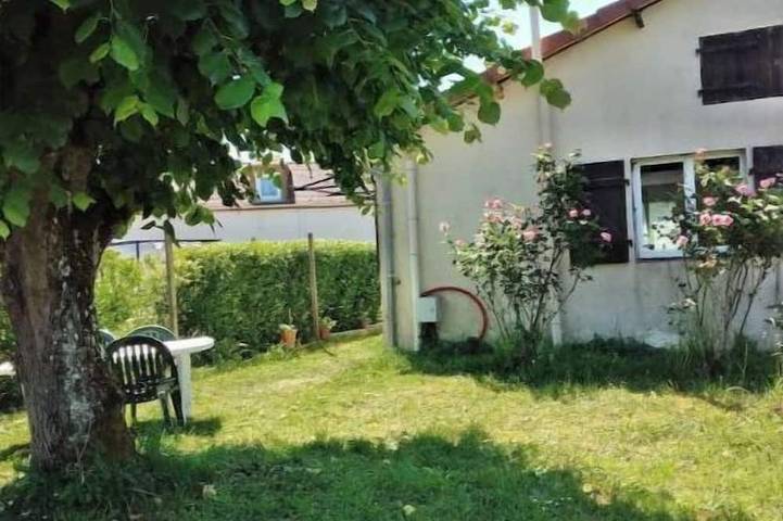 Gîte pour 5 personnes, avec jardin et terrasse, animaux acceptés à Paray-le-Frésil