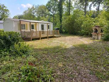 Parc de vacances pour 6 personnes, avec vue ainsi que piscine et terrasse à Saint-Chéron
