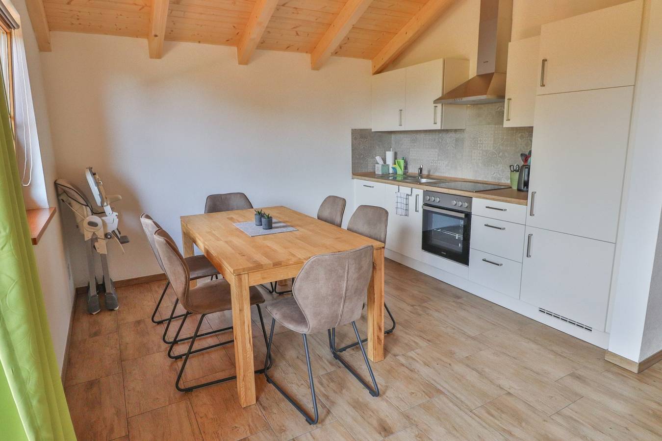 Ganze Ferienwohnung, Thomanhof - helle Ferienwohnung- 5 Personen, 53qm, 2 Schlafzimmer, Balkon mit Bergblick in Saaldorf-Surheim, Rupertiwinkel