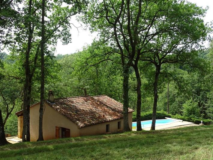 Location de vacances pour 4 personnes, avec piscine et terrasse à Blanquefort-sur-Briolance