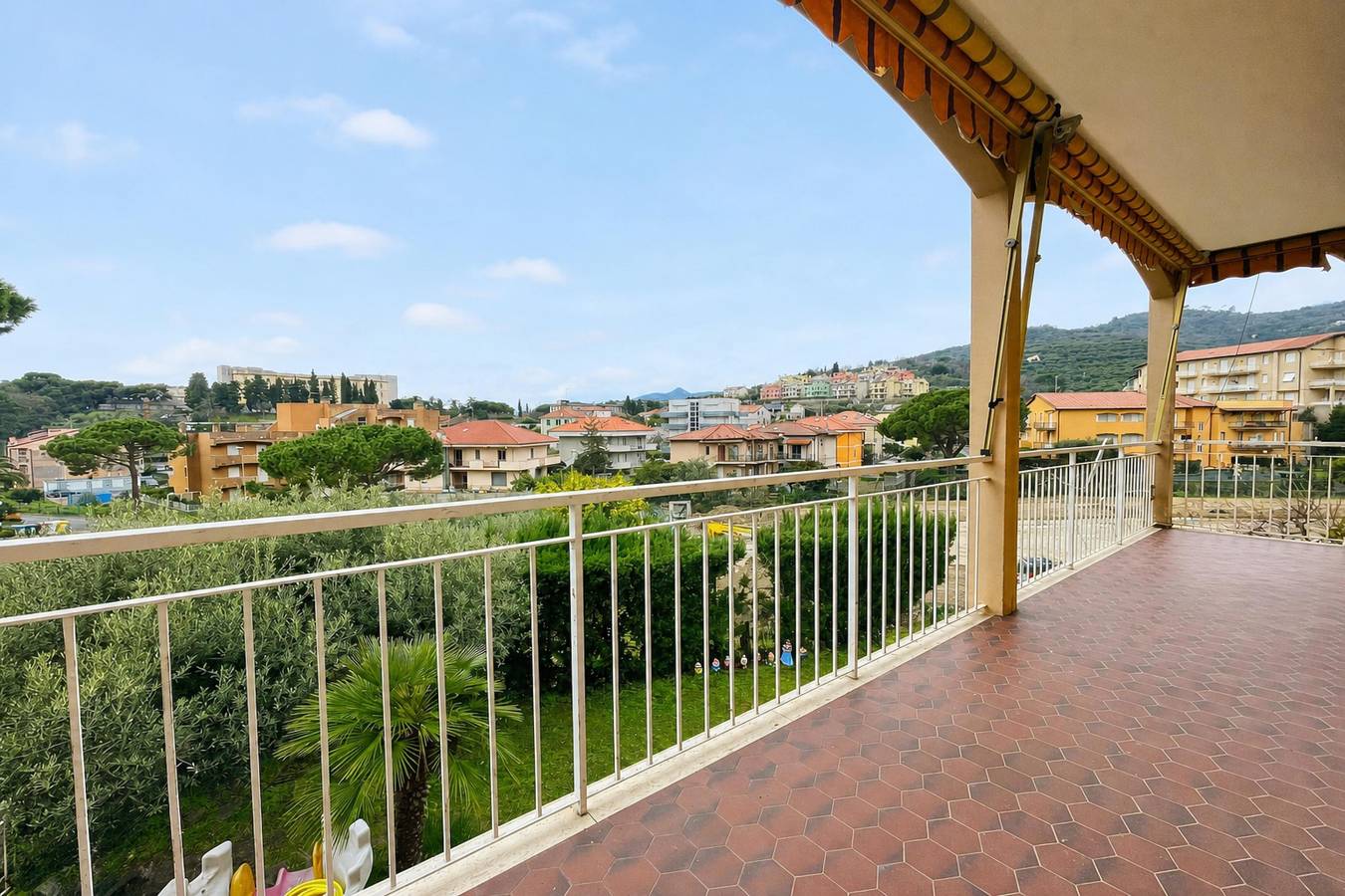 Ganze Wohnung, La Pietra sul Mare Apartment with Terrace in Pietra Ligure, Pietra Ligure Gemeinde