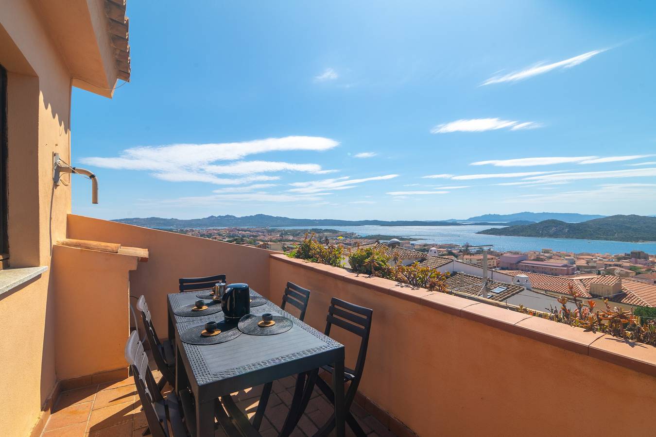 Ferienwohnung 'Attico Vista Mare- La Maddalena' mit Meerblick und privater Terrasse in Parco Nazionale dell'Arcipelago di La Maddalena, La Maddalena