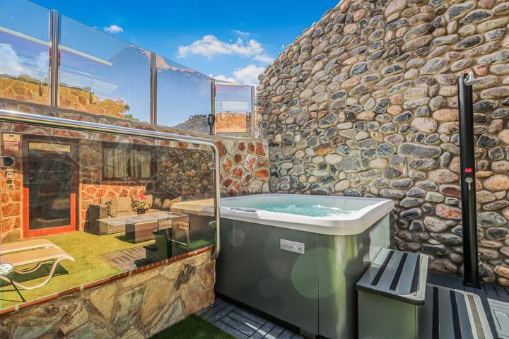 Chalet para 6 personas, con terraza además de jacuzzi y piscina en Pueblo de Tauro