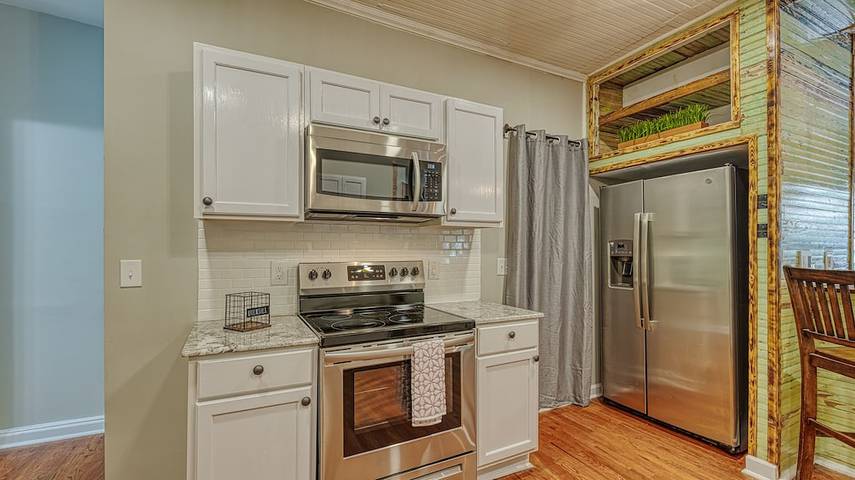 Vacation rental for 8 people, with yard and balcony in West Columbia