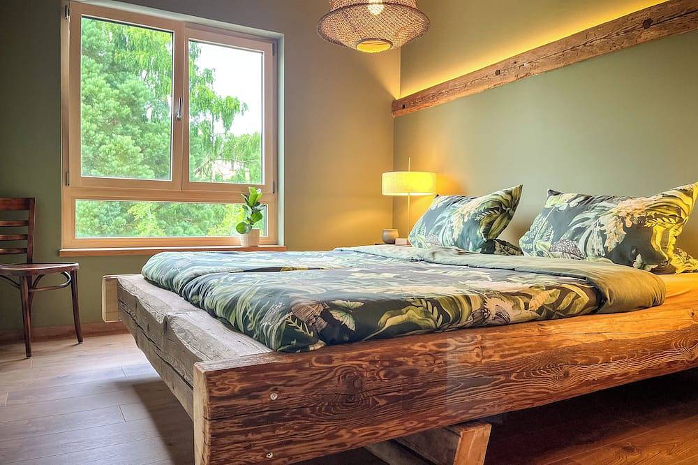 Haus Kirsche: Exklusives Wellness-Hideaway mit Sauna, Panoramafenster & Naturpur in Hofheim in Unterfranken, Landkreis Haßberge