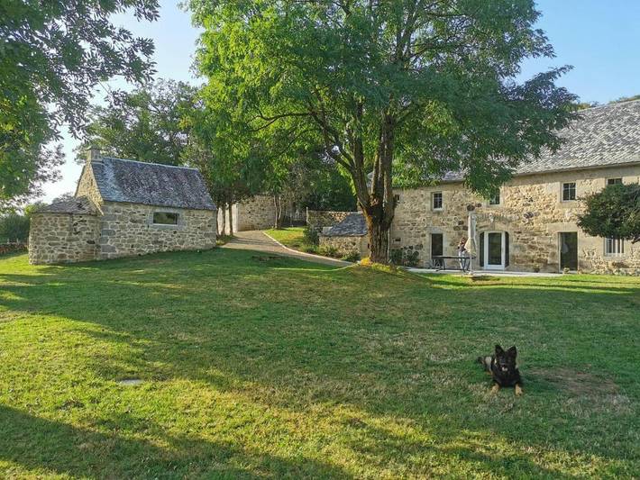 Location de vacances pour 8 personnes, avec piscine ainsi que terrasse et jardin, animaux acceptés à Cassuéjouls - 3