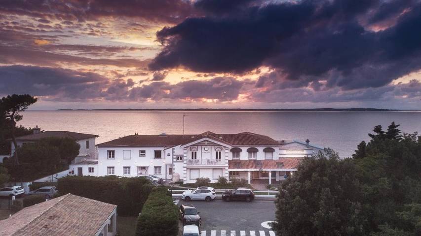 Hôtel pour 2 personnes, avec Terrasse ainsi que Jardin et Piscine dans Ronce-les-Bains