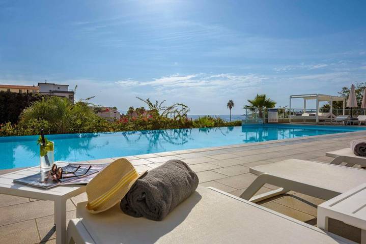 Hôtel pour 3 personnes, avec piscine ainsi que jacuzzi et jardin, adapté aux familles