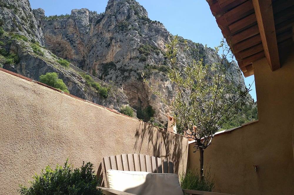 Stylish 4* town house with large roof terrace and amazing views. in Moustiers-Sainte-Marie, Verdon Regional Natural Park