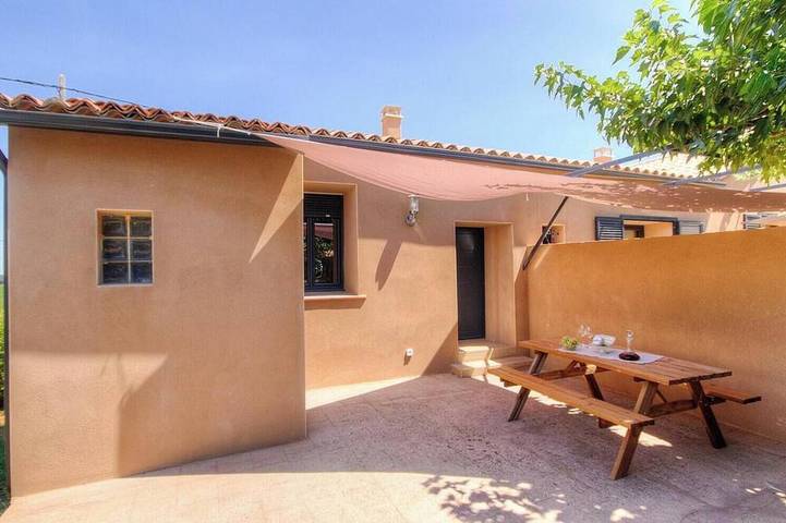 Location de vacances pour 2 personnes, avec terrasse à Tallone