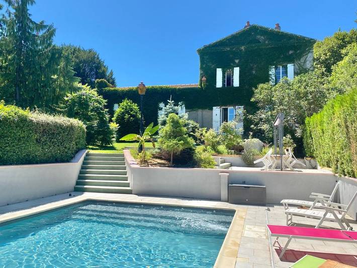 Chambre d’hôte pour 6 personnes, avec Terrasse et Jacuzzi ainsi que Jardin et Piscine