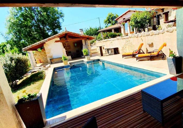 Gîte pour 3 personnes, avec Terrasse et Jardin ainsi que Piscine et Vue à Saint-Jean-de-Côle