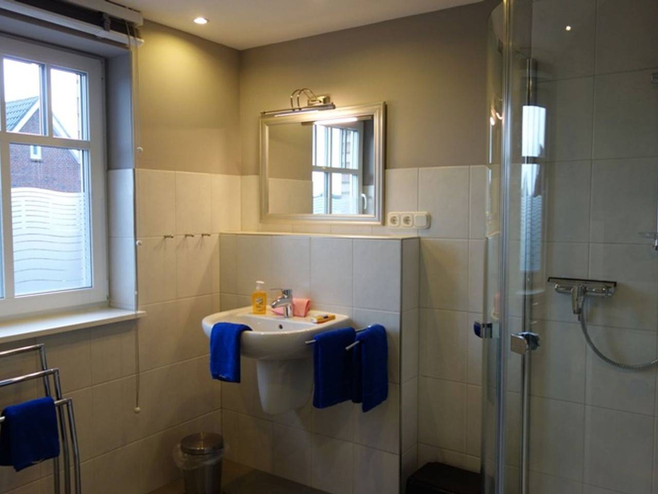 Haus Achtundzwanzig - Dieses freistehende Haus mit großzügigem Grundstück in der Flurstraße 28 in Wyk, lässt Urlaubsherzen höher schlagen. in Wyk auf Föhr (Stadt), Wyk auf Föhr