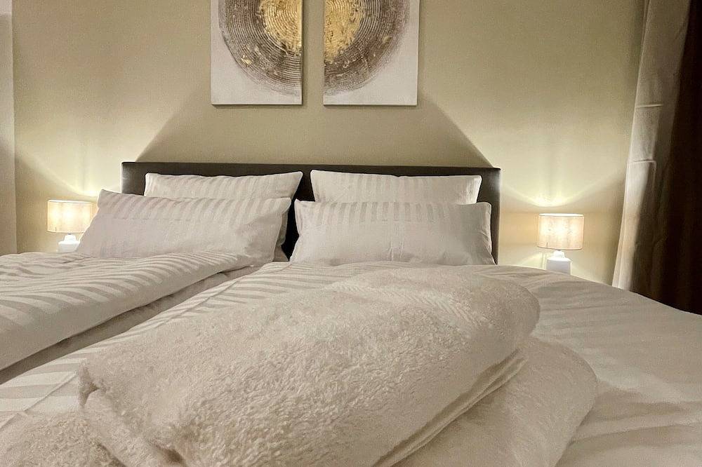 Schwabinger Apartment mit Küche, Wintergarten und Regendusche mitten in München in München Schwabing, München