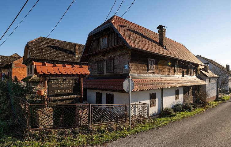 Reizende Ferienwohnung mit Pool in der Nähe der Save – WLAN, Terrasse und Parkplatz in Sisak-Moslavina