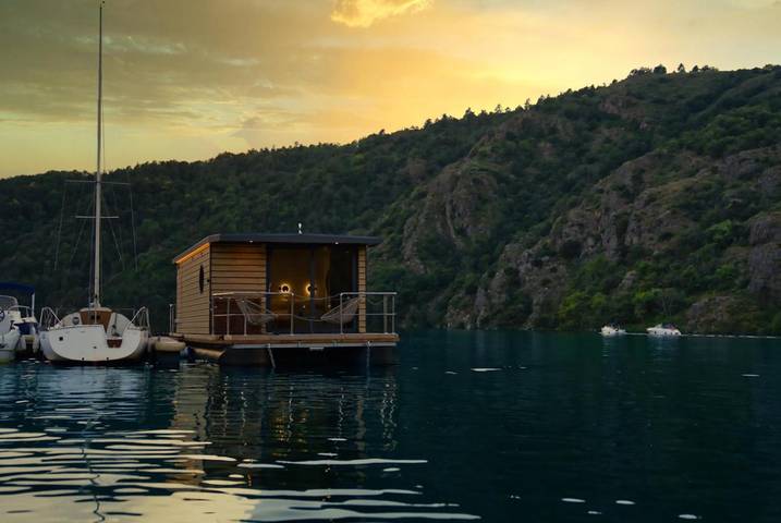Bateau pour 2 personnes, avec Jacuzzi et Terrasse ainsi que Sauna et Vue sur le lac