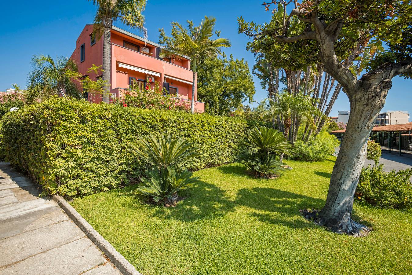 Apartamento entero, Apartamento 'Oleandri Beach Resort' con vistas al mar, piscina compartida y aire acondicionado in Recanati (Sicilia), Giardini-Naxos