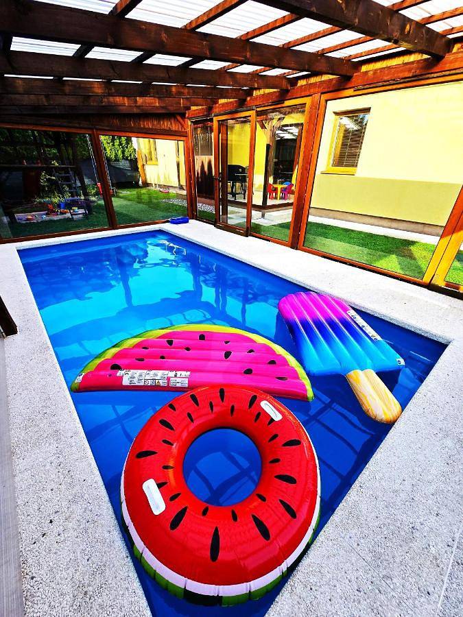 Vakantiehuis voor 11 personen, with zwembad and whirlpool as well as sauna and tuin in Moravië