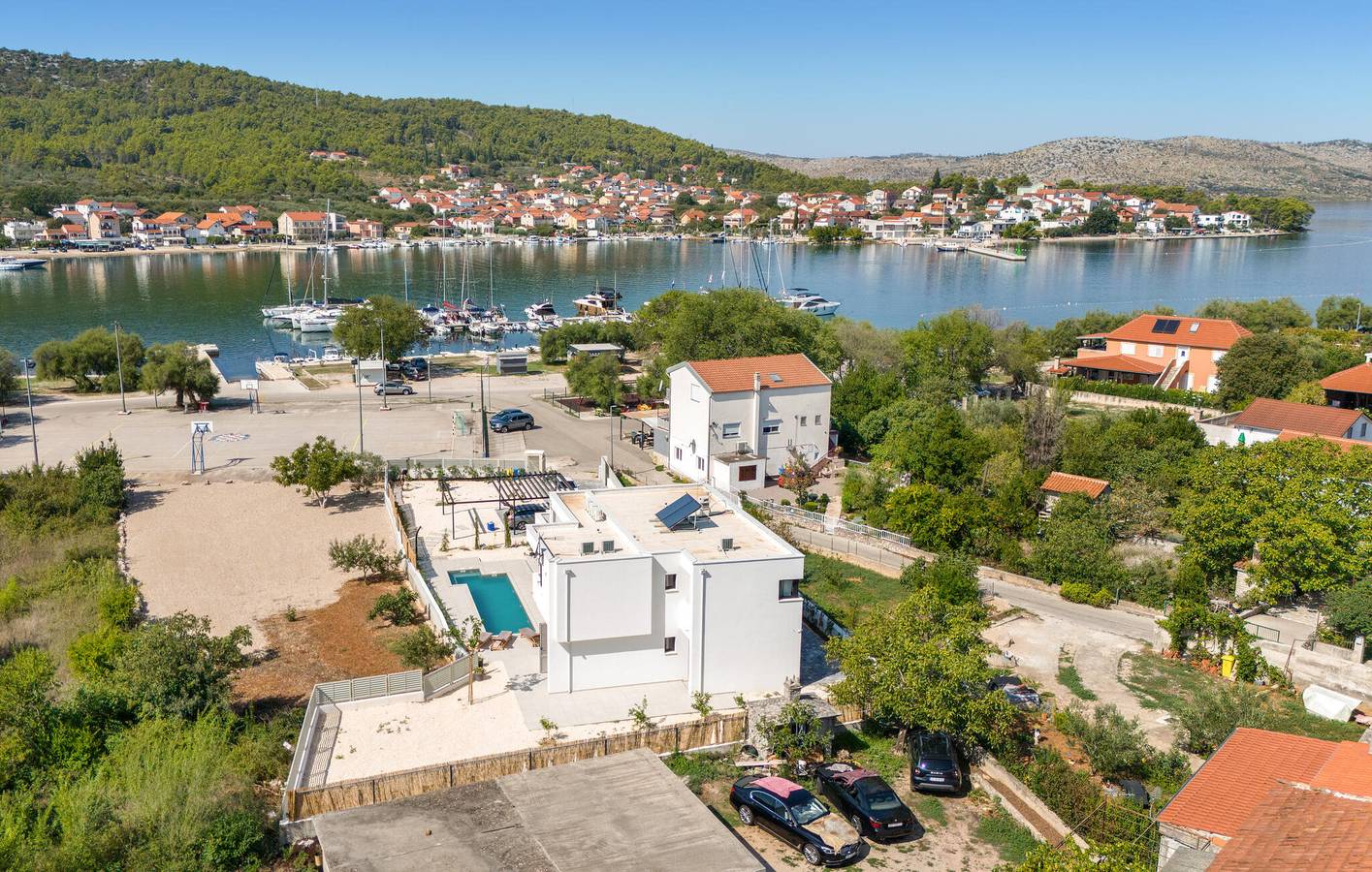 Ferienhaus für 8 Personen mit Pool in Bilice, Šibenik-Knin